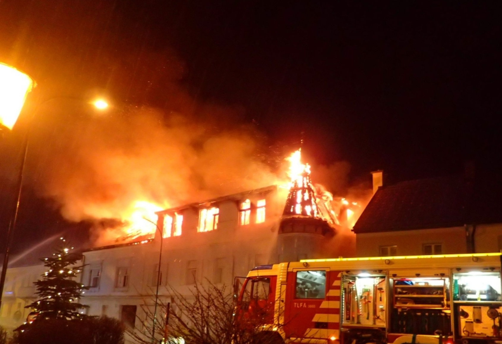Der Dachstuhl des Hauses in Rabenstein brannte lichterloh.
