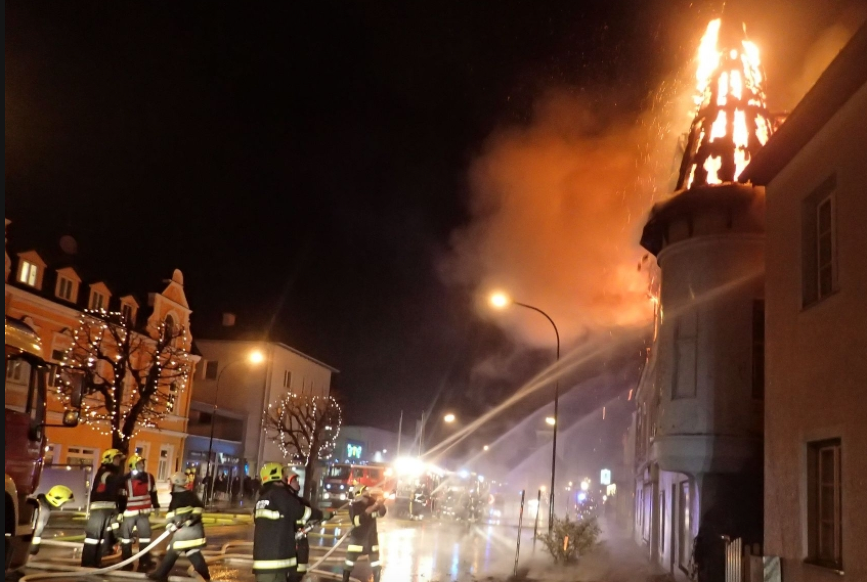 Die Florianis kämpften bis in die Morgenstunden gegen den Brand und schützten die angrenzenden Gebäude.