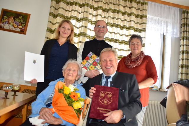 Christine Billensteiner, Wolfgang Labenbacher, Lisa Winkelbauer, Pater Pius und Enkelin Gerlinde Billensteiner.
