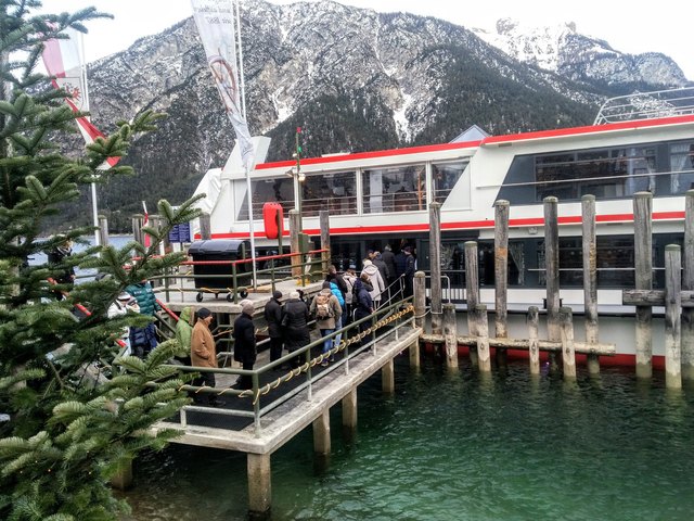 Die ersten 60 Gewinner des TIWAG Gewinnspieles betraten am 27.12. um 14.45 Uhr das neue Flaggschiff MS Achensee. | Foto: TIWAG