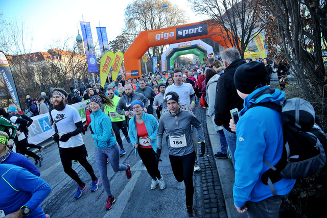 Über 1.200 Läufer gingen beim Silvesterlauf an den Start. | Foto: GEPA/Hans Oberlaender