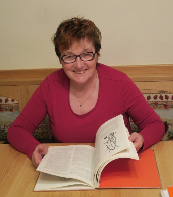 Mathilde Friesacher beim Lesen ihres liebsten Kräuterbuches