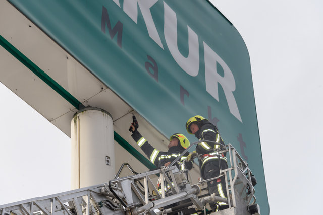 An einer Werbetafel in Micheldorf hatten sich Schrauben gelöst.