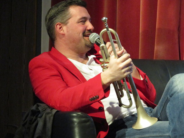 Mit der Trompete an der Diskussion teilnehmen: das kann nur Bernd die Band, das Alter Ego von Stefan Gössinger.