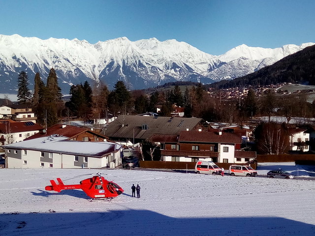 Beim Jahreswechsel konnte er wegen des Nebels nicht auf dem Klinikdach in Innsbruck landen, und musste die Patienten den Rettungsfahrzeugen übergeben.