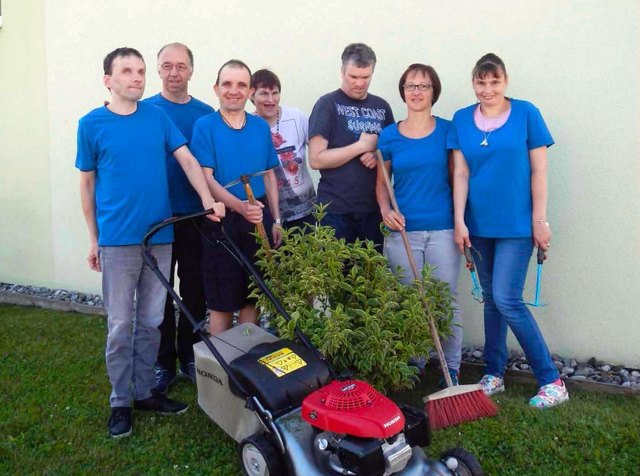 Kajetan, Christian, Manfred, Herta, Christian, Gertraud, Stephanie waren für diverse Gartenarbeiten zuständig. | Foto: Lebenshilfe Sillian
