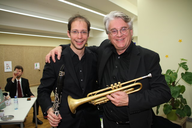 Komponist David Lehner mit Reinhold Wieser.