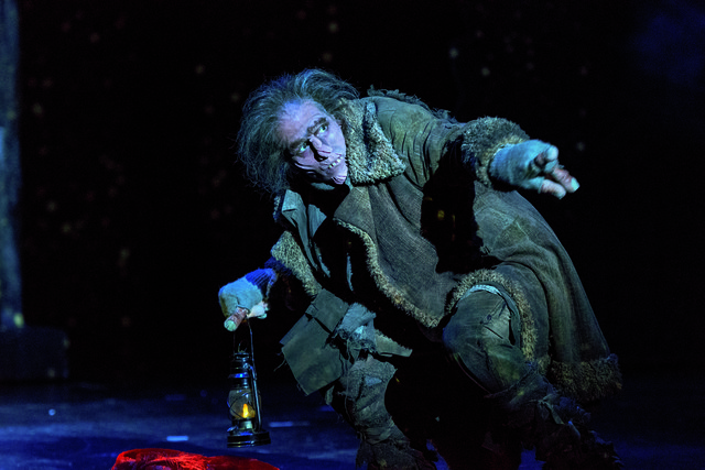 Als buckliger Diener Koukol humpelt Florian Resetarits siebenmal pro Woche über die Ronacher-Musicalbühne. | Foto: VBW / Deen van Meer