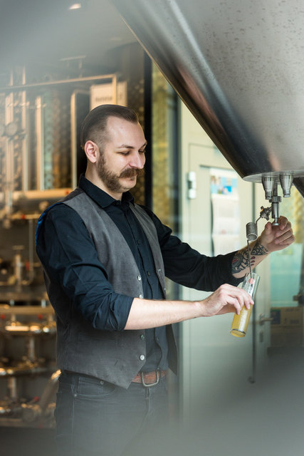 Braumeister Felix Bussler bei der Arbeit. Die Trumer Brauerei setzt innovative Standards bei der Entwicklung neuer Biersorten. | Foto: Trumer Brauerei