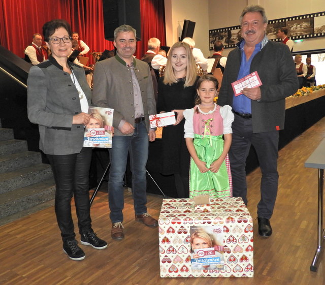 Die Siegerin Maria-Anna Wolfenstetter mit dem Vereinsvorstand und "Glücksengerl" Agnes Knoll.