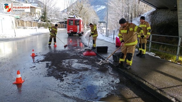 Die Ebenseer Einsatzkräfte beseitigten die Ölspur. | Foto: FF Ebensee
