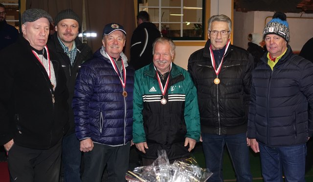 Askö Greuth-Obmann Dietmar Schäfermeier gratuliert den "Pistenschweinen" Martin Brodnig, Andi Pekart, Alois Mucher und Wilfried Kitz (von rechts) | Foto: KK