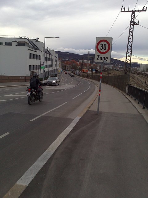 Karlingergasse, der Gehweg könnte als Radweg genutzt werden