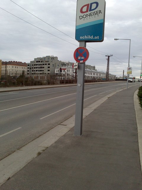 Hier könnte Parkraum geschaffen werden. Das Entfernen der Sperrfläche in der Mitte der Fahrbahn und das Führen eines Fahrradweges auf dem gegenüberliegenden Gehweg, der für Fußgänger unnötig ist, würde ausreichend Platz schaffen.