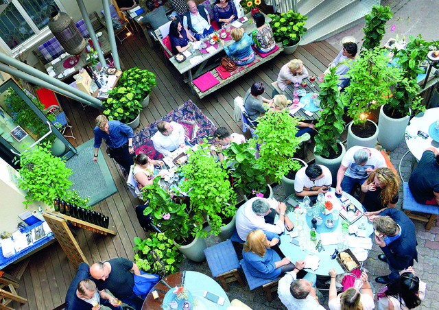 Das Pianino hat einen schönen ruhigen Gastgarten direkt an der Landstraße. | Foto: Pianino