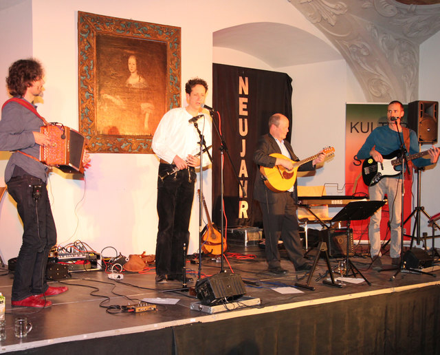 Hotel Palindrone mit einem stürmischen Konzert in das neue Jahr