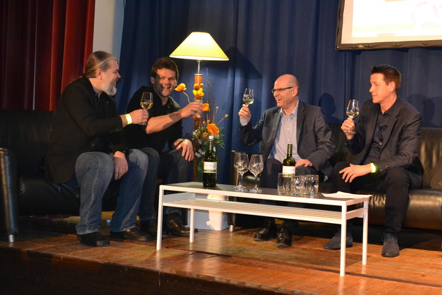 Die Musiker Roman Beisser und Hubert Koci stoßen vor ihrem Auftritt mit Reinhard Kerbl an. | Foto: Elisabeth Koci