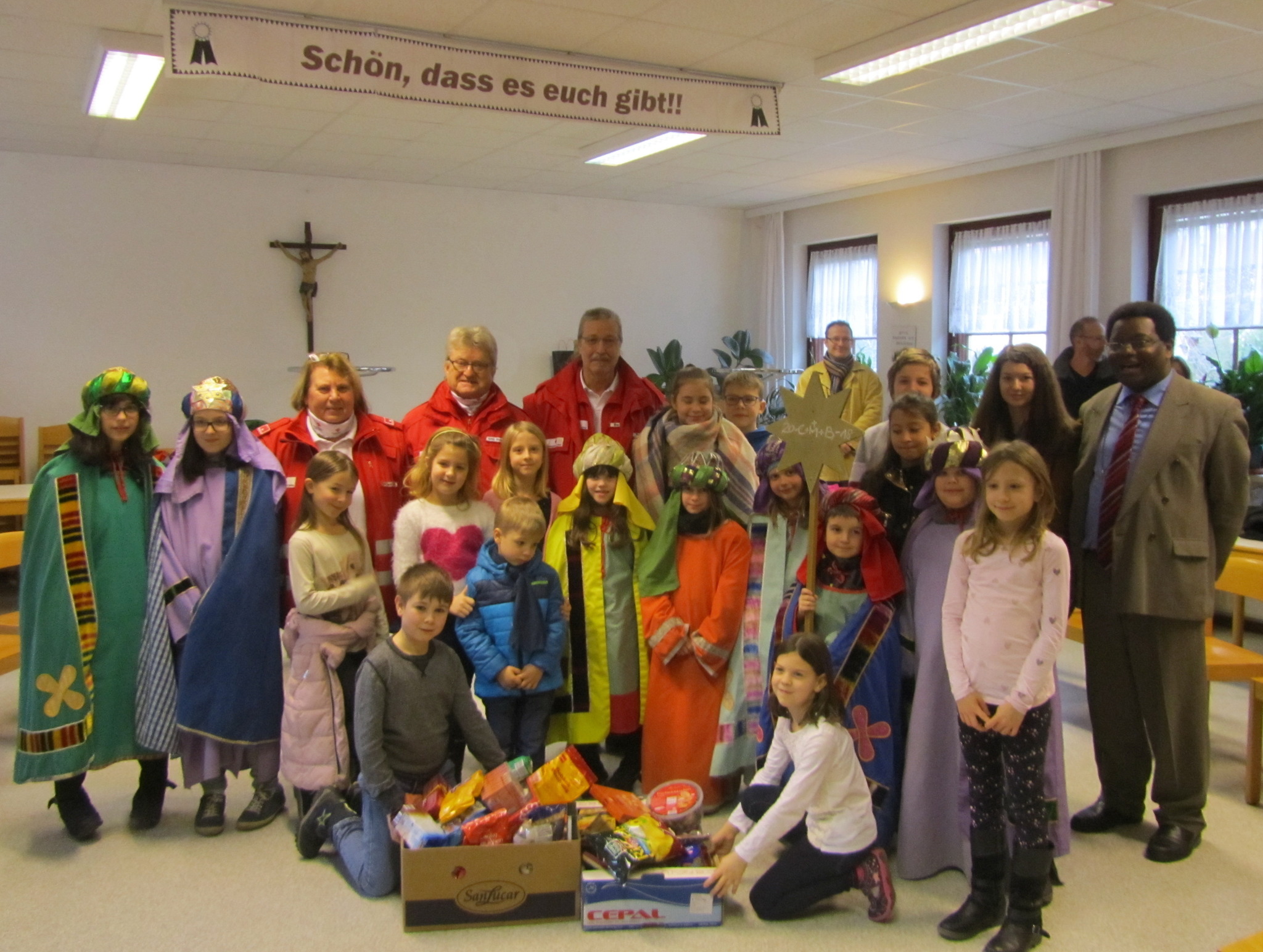 Sternsinger spenden Süßigkeiten an die "Team Österreich ...