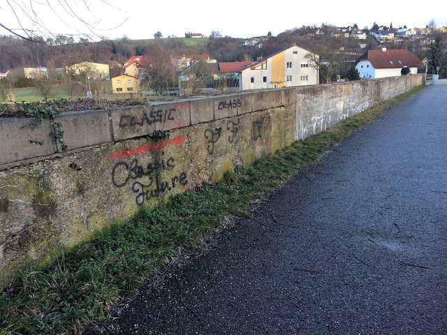 Gedankenlose Schmiererei: Zum wiederholten Male verunzieren Graffiti die denkmalgeschützte "Schleppbahnbrücke".