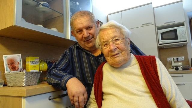 Eleonore Seeböck mit Sohn August. Die Hundertjährige löst heute noch gern Rätsel, das hält sie geistig rege. | Foto: RAXmedia