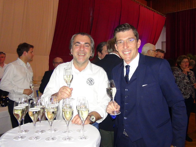 Obmann Adi Kaiser (l.) und seine  Weinfreunde Wagna sorgten für die stilgerechte Versorgung von Bgm. Peter Stradner und der Besucher mit Prickelndem und edlen Tropfen.
