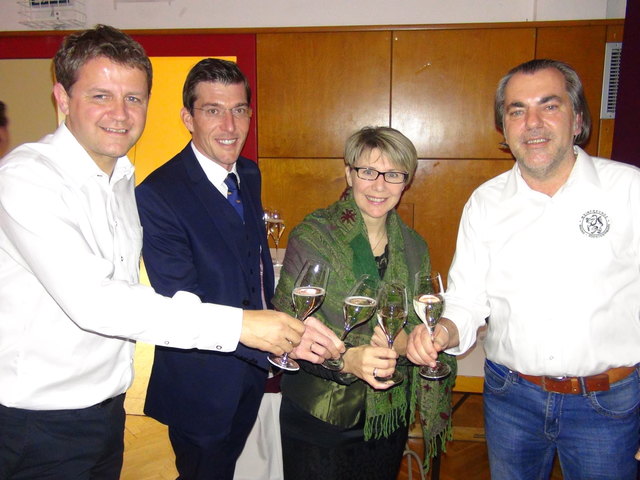 WOCHE Leibnitz Geschäftsstellenleiterin Brigitte Gady stößt mit Bgm. Stradner und den Weinfreunden auf das Neujahrskonzert in Wagna an.