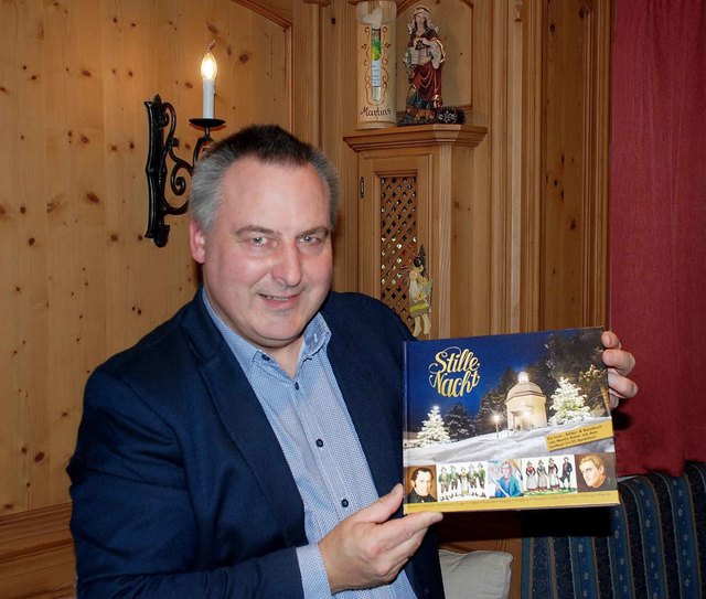 Autor Martin Reiter mit seinem neuen Buch „Stille Nacht“. | Foto: Edition Tirol