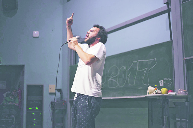 Valerio Moser begleitet den Poetry Slam in Leoben. | Foto: Gehmacher