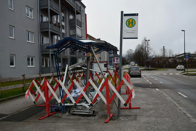 Ein parkendes Fahrzeug und eine Bushaltestelle wurden gerammt. | Foto: Zoom.Tirol