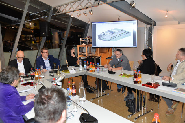 Die Gemeinde hat sich intensiv mit dem Projekt und mit Alternativ-Standorten auseinandergesetzt, erklärt Bgm. Härting (2. v.li.). | Foto: Dietrich