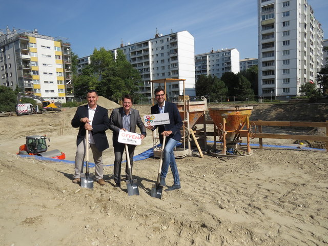 Bildungsgrätzl: Hannes Derfler, Stadtrat Jürgen Czernohorszky und Stadtschulratspräsident Heinrich Himmer (v.l.) beim Spatenstich. | Foto: Sabine Krammer