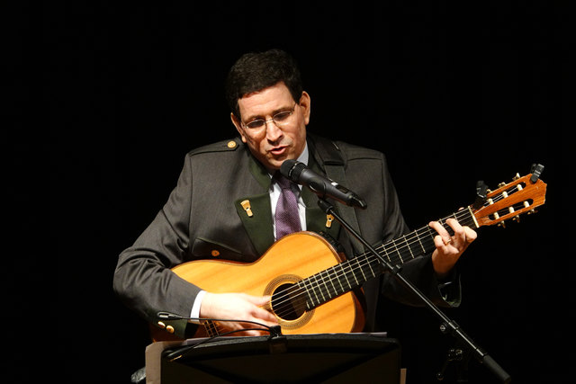 Hanan Harchol spielte auf seiner Gitarre mit Geschichte für den guten Zweck. | Foto: Herwig Heran