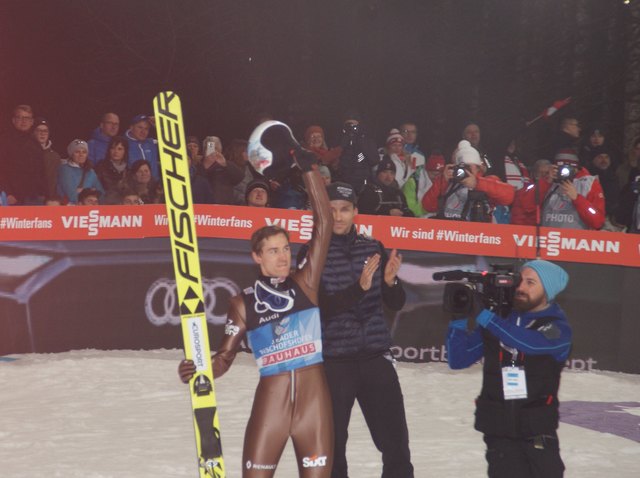 Kamil Stoch ließ sich im Auslauf von Bischofshofen feiern, Sven Hannawald (im Hintergrund) applaudierte seinem "Thronfolger".