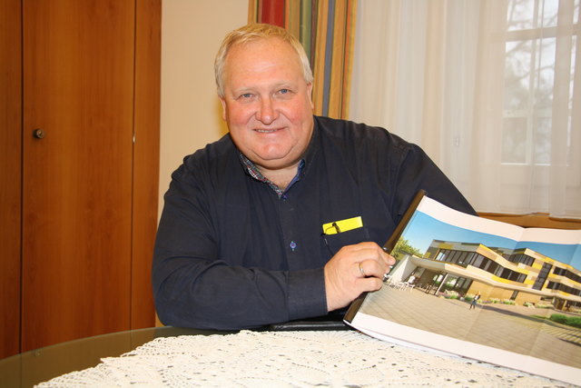 Bgm. Anton Weber spricht über Bauvorhaben der Gemeinde und gibt Einblick in das künftige Gemeindezentrum.