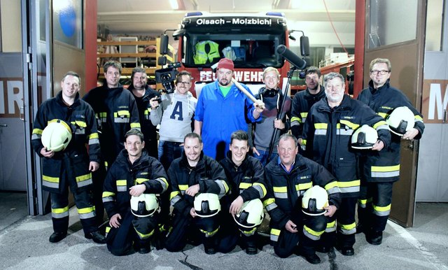 Die Kameraden der Feuerwehr Olsach-Molzbichl mit Petutschnig Hons sowie dem Filmteam Christian Rieder und Andreas Gasser