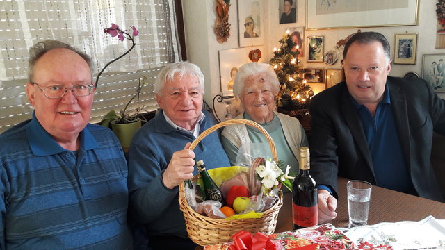 Zum 100er gratulierten Anna Hon, die seit ihrer Geburt am Zwanzgerberg wohnt: PV-Obmann Günther Voith, GR Erich Sablatnig und Bgm. Franz Felsberger | Foto: Bgm. Felsberger