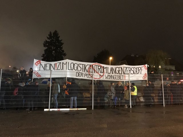 Demonstration von Mitgliedern der Bürgerinitiative beim Wahlkampfauftakt der ÖVP in Tulln