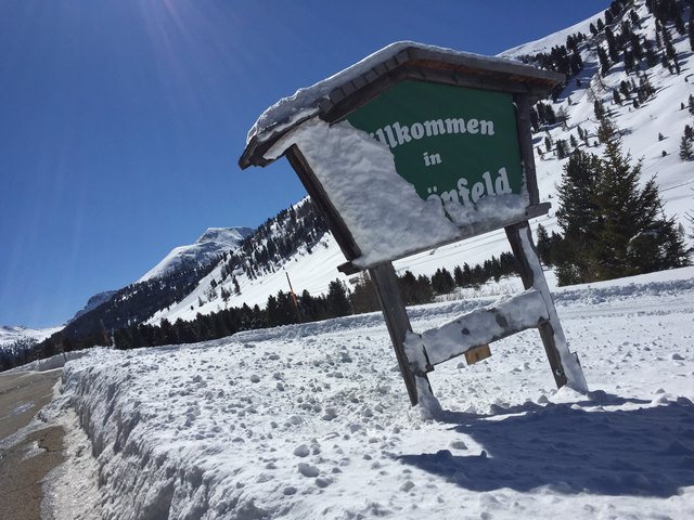 Das Schönfeldgebiet wird von der Sonne verwöhnt und ist gleichzeitig wegen seiner Höhenlage ab 1.740 m recht schneesicher. Zahlreiche Wintersportmöglichkeiten bieten sich dem Besucher.