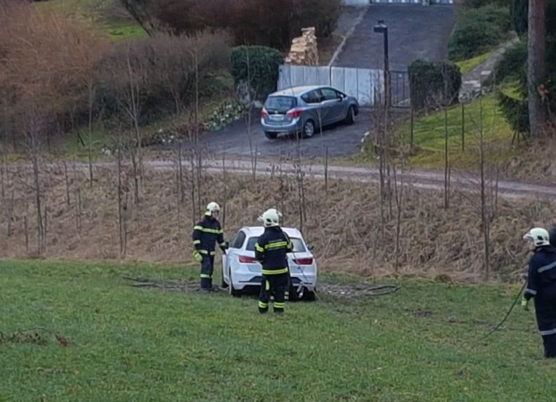 Das Fahrzeug kam von der Straße ab.