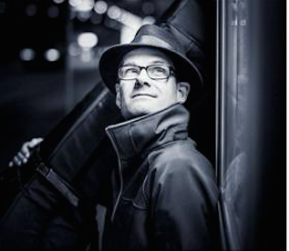 Night Music, am Samstag den 13.Jänner 2018 im Freiraum Jenbach / Jazz Keller). Im Wechsel mit Musik liest Sven Faller seine anekdotischen und teils autobiographischen Texte.
Sie handeln von lustvollen Spaziergängen unter Sternen, schrägen Typen auf nächtlichen Straßen, dem
Kontrabass als der wahren „Königin der Nacht" und den überraschenden Wendungen des Lebens.