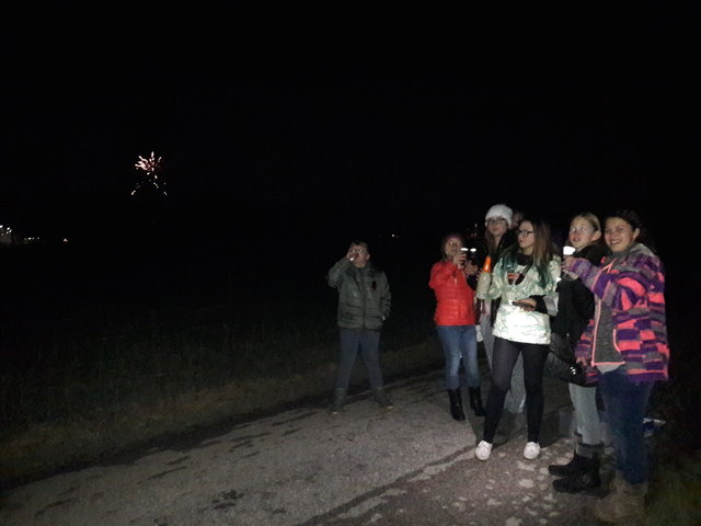 Adrian, Nathalie, Michelle, Selina, Janine und Islama stoßen auf das neue Jahr an.