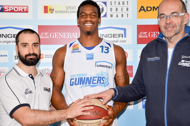Die Oberwart Gunners holten mit Marcel White statt Aaron White einen weiteren US-Legionär, um das Team zu stärken: Trainer Lluis Pino Vera, Marcel White, Präs. Thomas Linzer | Foto: Oberwart Gunners/Wolfgang Steflitsch