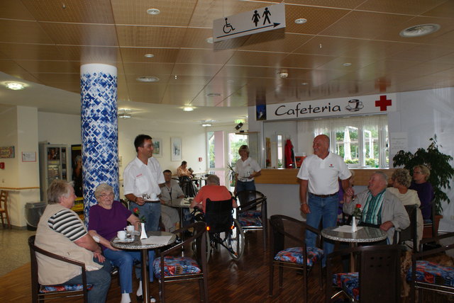 Brigitte Artelsmair (stehend, M.) und die etwa 25 weiteren aktiven Rotkreuz-Mitglieder wechseln sich im Café ab. | Foto: Rotes Kreuz Thalheim
