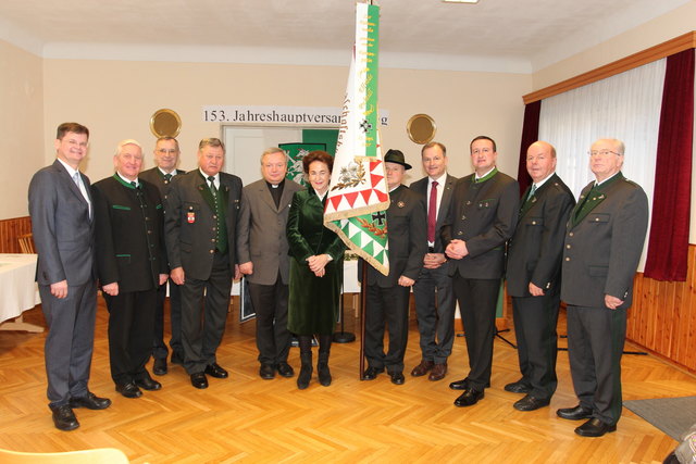 Höhepunkt war die Ehrung der Fahnenpatin Elfriede Pscheidl (Mitte). | Foto: KK
