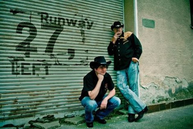 Fotograf:  Andreas Polster     Gitarre, Bass, Gesang: Anthony Kammerhofer ------  Gitarre, Bass, Mandoline: Erich Brandl