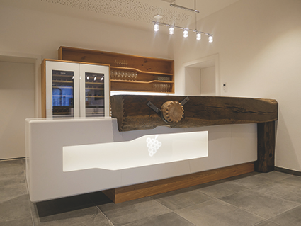 Bar aus Altholz, Holzwerkstatt Moser aus Michelhausen: Bar aus Altholz
