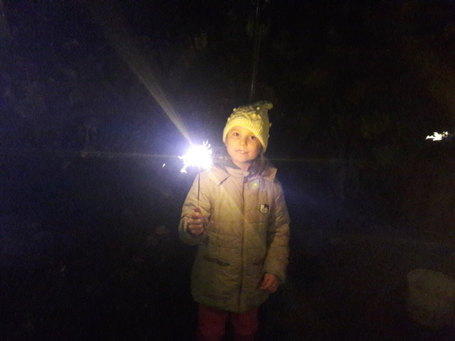 Lisa mit einem Sternspritzer vor der Krippe in St. Anton.