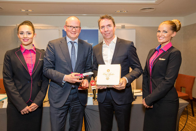 Mag. Julian Jäger, Vorstand der Flughafen Wien AG, und Jószef Váradi, CEO von Wizz Air