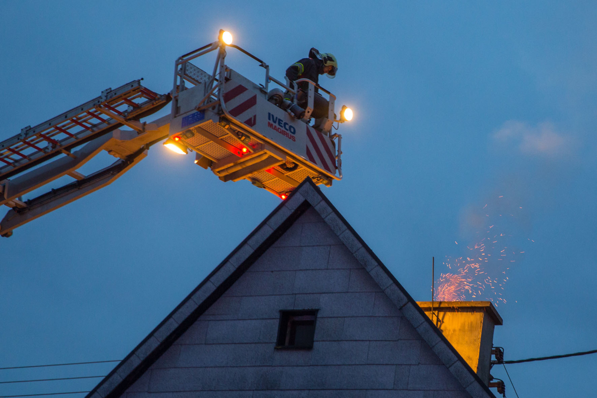 Funkensprühregen aus Kamin: FF Alkoven im Einsatz - Grieskirchen & Eferding