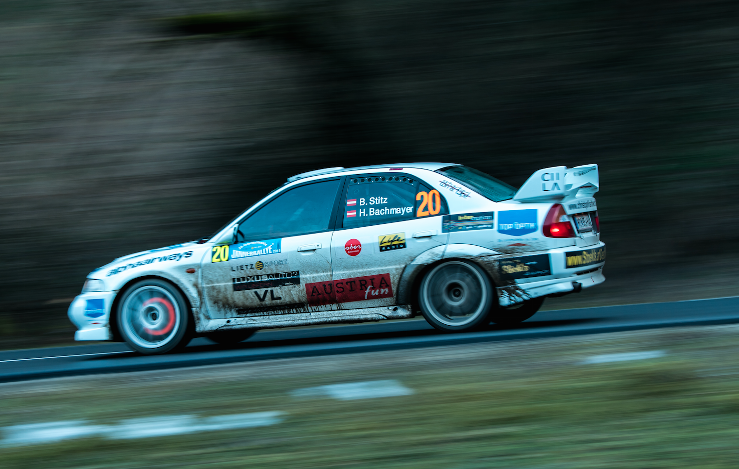Stitz/Bachmayer rasten in einem Mitsubishi Lancer Evo VI zu Platz acht.